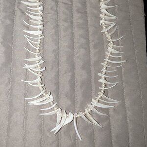 $2 with Bundle ~ White Shell Style Statement Necklace Pearl Accent 5852